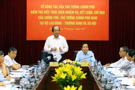 Tổ công tác của Thủ tướng làm việc với Bộ Lao động-Thương binh và Xã hội. (Ảnh: Anh Tuấn/TTXVN)