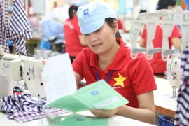 Trao sổ bảo hiểm xã hội cho người lao động quản lý. (Ảnh: Bảo hiểm xã hội Việt Nam)