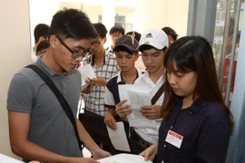 Thí sinh làm thủ tục dự thi THPT Quốc gia 2017. (Ảnh: Minh Sơn/Vietnam+)