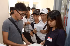 Thí sinh làm thủ tục dự thi THPT Quốc gia 2017. (Ảnh: Minh Sơn/Vietnam+)