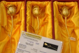 Những bông hoa hồng khuyên khối với giá trị hàng trăm triệu đồng. (Ảnh: Khánh Ly/Vietnam+)