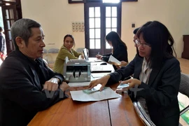 Chi trả lương hưu và trợ cấp xã hội qua bưu điện. (Ảnh minh họa: T.H/Vietnam+)
