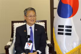 Đại sứ Hàn Quốc tại ASEAN Lee Jang-keun trao đổi với phóng viên thường trú TTXVN tại Indonesia. (Ảnh: Hữu Chiến/TTXVN)