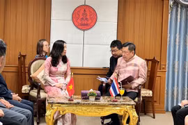Thứ trưởng Bộ Ngoại giao, Chủ nhiệm Ủy ban Nhà nước về người Việt Nam ở nước ngoài Lê Thị Thu Hằng trong cuộc gặp Tỉnh trưởng tỉnh Udon Thani Wanchai Kongkasem. (Ảnh: Đỗ Sinh/TTXVN)