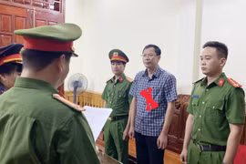 Cơ quan Cảnh sát Điều tra thi hành Lệnh bắt bị can để tạm giam đối với ông Nguyễn Văn Hùng (dấu X), Hiệu trưởng Trường Cao đẳng Công nghiệp Thanh Hóa. (Ảnh: Công an cung cấp)