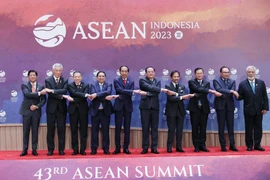 Thủ tướng Phạm Minh Chính và các Trưởng đoàn tham dự Phiên họp hẹp Hội nghị Cấp cao ASEAN lần thứ 43. (Ảnh: Dương Giang/TTXVN)