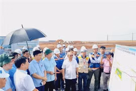 Đoàn công tác của Ủy ban Kinh tế Quốc hội kiểm tra tại công trường Sân bay Long Thành. (Ảnh: TTXVN phát)