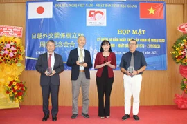 Lãnh đạo tỉnh Hậu Giang tặng quà lưu niệm cho các chuyên gia Nhật Bản. (Ảnh: Nguyễn Hằng/TTXVN)