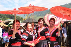 Các cô gái Mông trong trang phục truyền thống đi chơi hội. (Ảnh: Nguyễn Oanh/TTXVN)
