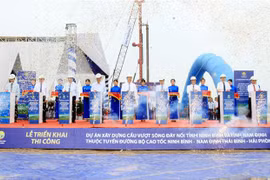 Các đại biểu làm thủ tục triển khai thi công dự án. (Ảnh: Thái Thuần/TTXVN)