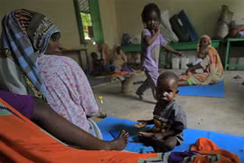 Phụ nữ và trẻ em tại trại tị nạn ở al-Damazin, đông nam Sudan. (Ảnh: AFP/TTXVN)
