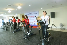 Ban lãnh đạo TTXVN trải nghiệm phòng tập thể thao. (Ảnh: Tuấn Đức/TTXVN)