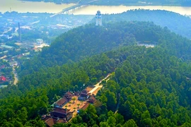 Toàn cảnh sông Lam, núi Quyết nhìn từ trên cao. (Nguồn: Báo Nghệ An)