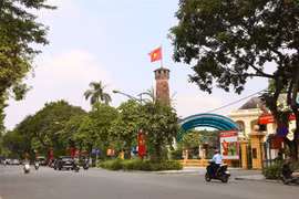 Phố Điện Biên Phủ được trang hoàng nhiều băng rôn chào mừng Ngày giải phóng Thủ đô. (Ảnh: Hoàng Hiếu/TTXVN)