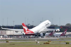 Máy bay của hãng hàng không Qantas Airways cất cánh từ sân bay Sydney, Australia. (Ảnh: AFP/TTXVN)