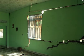 Một căn nhà ven hồ bị hư hỏng, cả gia đình đã di dời đến nơi an toàn. (Ảnh: Chu Quốc Hùng/TTXVN)