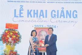 Bí thư Trung ương Đảng, Trưởng ban Tuyên giáo Trung ương Nguyễn Trọng Nghĩa trao tặng cho nhà trường bức chân dung Chủ tịch Hồ Chí Minh và bộ sách của Tổng Bí thư Nguyễn Phú Trọng. (Ảnh: Thu Hoài/TTXVN)
