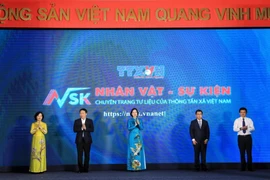 Tổng Giám đốc TTXVN Vũ Việt Trang cùng các đại biểu thực hiện nghi thức Khai trương Chuyên trang Thông tin Tư liệu "Nhân vật - Sự kiện" có tên miền là nvsk.vnanet.vn. (Ảnh: Hoàng Hiếu/TTXVN)