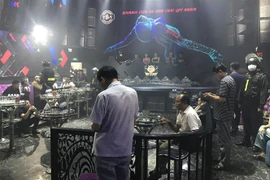 Boom Boo Club thời điểm cơ quan công an tổ chức kiểm tra. (Ảnh: TTXVN phát)