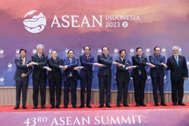 Thủ tướng Phạm Minh Chính và các Trưởng đoàn tham dự Phiên họp hẹp Hội nghị Cấp cao ASEAN lần thứ 43. (Ảnh: Dương Giang/TTXVN)