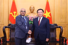 Ông Nguyễn Xuân Thắng tiếp ông Shantung Chakrabortty, Giám đốc Quốc gia Ngân hàng Phát triển châu Á tại Việt Nam. (Ảnh: Văn Điệp/TTXVN)
