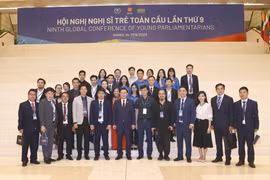Chủ tịch Quốc hội Vương Đình Huệ với 20 thanh niên Việt Nam tiêu biểu. (Ảnh: TTXVN)