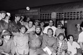 Lãnh tụ Fidel Castro, Thủ tướng Chính phủ Cách mạng Cuba, Bí thư Thứ nhất Ban Chấp hành Trung ương Đảng Cộng sản Cuba, cùng Đoàn đại biểu Đảng và Chính phủ Cách mạng Cuba chụp ảnh kỷ niệm bên đồn An ninh Nhân dân Bến Hải, địa cầu của miền Nam trong chuyến