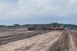 Mặt bằng dự án thành phần 3 cao tốc Biên Hòa-Vũng Tàu đoạn qua thị xã Phú Mỹ, tỉnh Bà Rịa-Vũng Tàu đang được san lấp mặt bằng. (Ảnh: Hoàng Nhị/TTXVN)