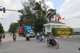 Công nhân và xe hàng lưu thông tấp nập tại Khu Công nghiệp Phú An Thạnh, Bến Lức, Long An. (Ảnh: Minh Hưng/TTXVN)