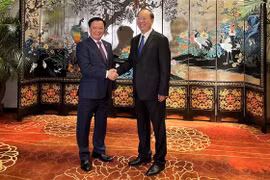 Bí thư Thành ủy Hà Nội Đinh Tiến Dũng hội kiến ông Hoàng Khôn Minh, Ủy viên Bộ Chính trị Đảng Cộng sản Trung Quốc, Bí thư Tỉnh ủy Quảng Đông. (Ảnh: Mạnh Cường/TTXVN)