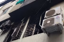 Khói ám đen căn hộ tầng 2 tòa chung cư mini bị cháy. (Ảnh: TTXVN phát)