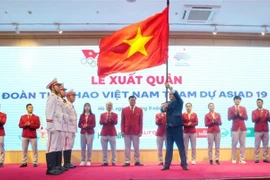 Phó Chủ tịch Quốc hội Trần Quang Phương trao cờ cho đoàn Thể thao Việt Nam. (Ảnh: Tuấn Đức/TTXVN)