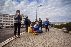Người dân chờ sơ tán khỏi thành phố Stepanakert, Nagorny-Karabakh. (Ảnh: AFP/TTXVN)
