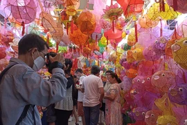 Đèn lồng thủ công được bày bán ở chợ Đại Kiều, Yuen Long. (Ảnh: Mạc Luyện/Vietnam+)