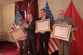 Tổng Bí thư, Chủ tịch nước Tô Lâm trao tặng Huân chương Hữu nghị cho các cá nhân có nhiều đóng góp tích cực, quan trọng, góp phần tăng cường quan hệ giữa nhân dân hai nước. (Ảnh: Thanh Tuấn/TTXVN )