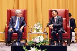 Tổng Bí thư, Chủ tịch nước Lào Thongloun Sisoulith tiếp đồng chí Đỗ Văn Chiến, Ủy viên Bộ Chính trị, Bí thư Trung ương Đảng, Chủ tịch Ủy ban Trung ương Mặt trận Tổ quốc Việt Nam. (Ảnh: Phạm Kiên/TTXVN)