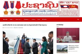 Hình ảnh lễ đón Tổng Bí thư, Chủ tịch nước Lào Thongloun Sisoulith ngay sau khi đến Hà Nội được đăng trang nhất báo điện tử Pasaxon (Báo Nhân dân) - Cơ quan Ngôn luận của Trung ương Đảng Nhân dân Cách mạng Lào. (Ảnh: Bá Thành/TTXVN)