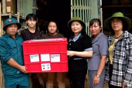 Phó Chủ tịch UBND tỉnh Vũ Thị Hiền Hạnh trao quà hỗ trợ của Chính phủ Australia cho người dân phường Hồng Hà, thành phố Yên Bái. (Ảnh: Tuấn Anh/TTXVN)