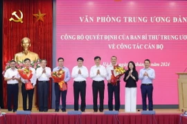 Đồng chí Lương Cường, Ủy viên Bộ Chính trị, Thường trực Ban Bí thư cùng các đồng chí lãnh đạo Văn phòng Trung ương tặng hoa chúc mừng các đồng chí được bổ nhiệm. (Ảnh: Phương Hoa/TTXVN)