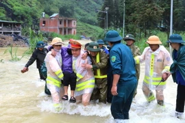 Xúc động những cán bộ y tế xuyên đêm giành sự sống cho nạn nhân vùng lũ