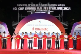 Đại biểu cắt băng khai mạc Hội chợ Festival Huế. (Ảnh: Tường Vi/TTXVN)