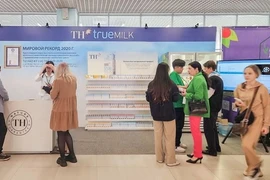 Khu vực gian hàng giới thiệu sản phẩm của Tập đoàn TH tại Global Expo Vladivostok 2024 thu hút nhiều khách hàng tham quan, trải nghiệm sản phẩm. (Ảnh: An Lâm)