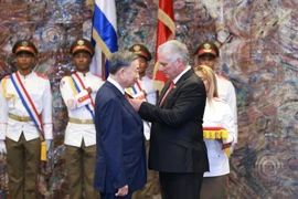 Bí thư thứ nhất Đảng Cộng sản Cuba, Chủ tịch Cuba Miguel Diaz Canel Bermudez trao tặng Huân chương Jose Marti cho Tổng Bí thư, Chủ tịch nước Tô Lâm. (Ảnh: Lâm Khánh/TTXVN)