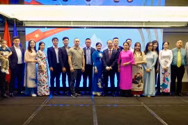 Đại sứ Việt Nam tại Bangladesh Nguyễn Mạnh Cường cùng cán bộ, nhân viên Đại sứ quán và đại diện cộng đồng người Việt Nam. (Ảnh: Đại sứ quán cung cấp/TTXVN phát)