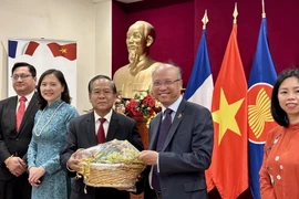 Đại sứ Lào Kham-Inh Khitchadeth tặng quà chúc mừng ngày Quốc khánh Việt Nam. (Ảnh: Thu Hà/TTXVN)