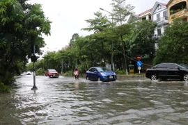 Đường Huyền Quang, thành phố Bắc Ninh bị nước ngập các phương tiện đi lại khó khăn. (Ảnh: Thanh Thương/TTXVN)