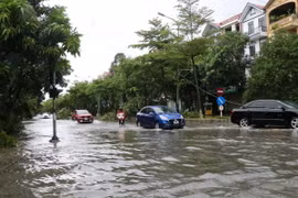 Đường Huyền Quang, thành phố Bắc Ninh bị nước ngập các phương tiện đi lại khó khăn. (Ảnh: Thanh Thương/TTXVN)
