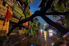 Điểm ngập úng tại đầu ngõ 622 đường Minh Khai, quận Hai Bà Trưng (ảnh chụp lúc 21h35p). (Ảnh: Thanh Tùng/TTXVN)