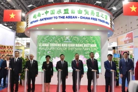 Phó Thủ tướng Hồ Đức Phớc và Đoàn đại biểu Việt Nam dự Lễ khai trương khu trưng bày sản phẩm của doanh nghiệp Việt Nam. (Ảnh: Công Tuyên/TTXVN)