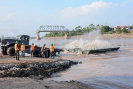 Lực lượng công binh Lữ đoàn Công binh 249 hạ thủy đốt khơi, sẵn sàng lắp đặt cầu phao dã chiến. (Ảnh: Hoàng Hiếu/TTXVN)